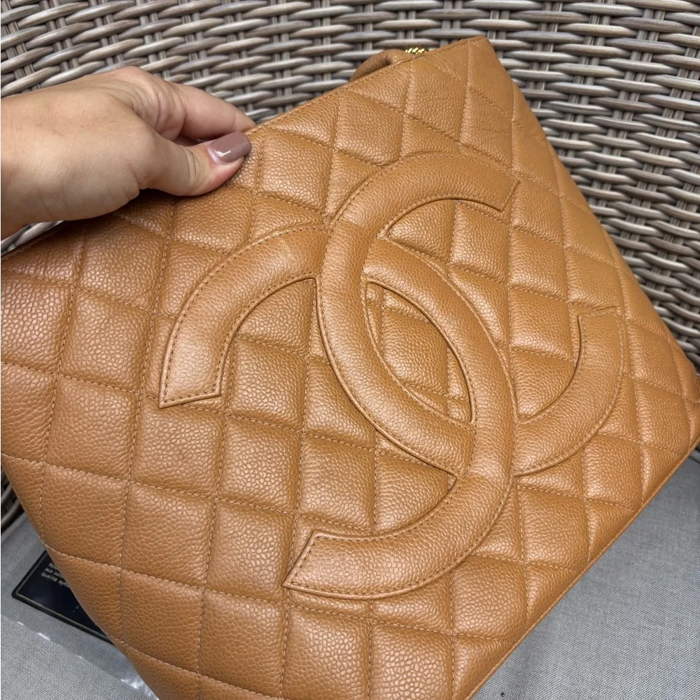 Authentic CHANEL gold MEDALLION brown camel caviar leather bag - Picture 7 of 16